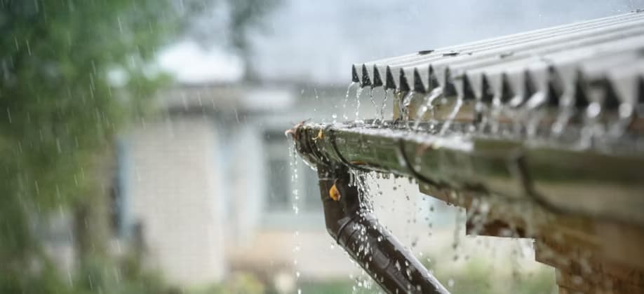 Regenwater dat uit een dakgoot stroomt