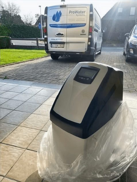 ProWater-bestelwagen met een waterontharder op de oprit
